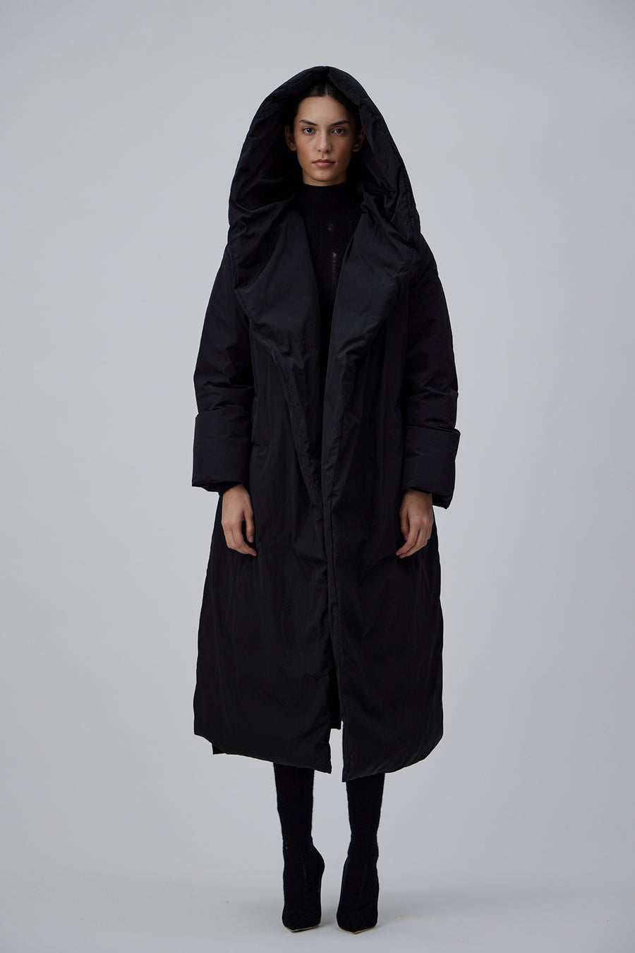 TRAVEL COAT WITH HOOD IN GLOSSY BLACK