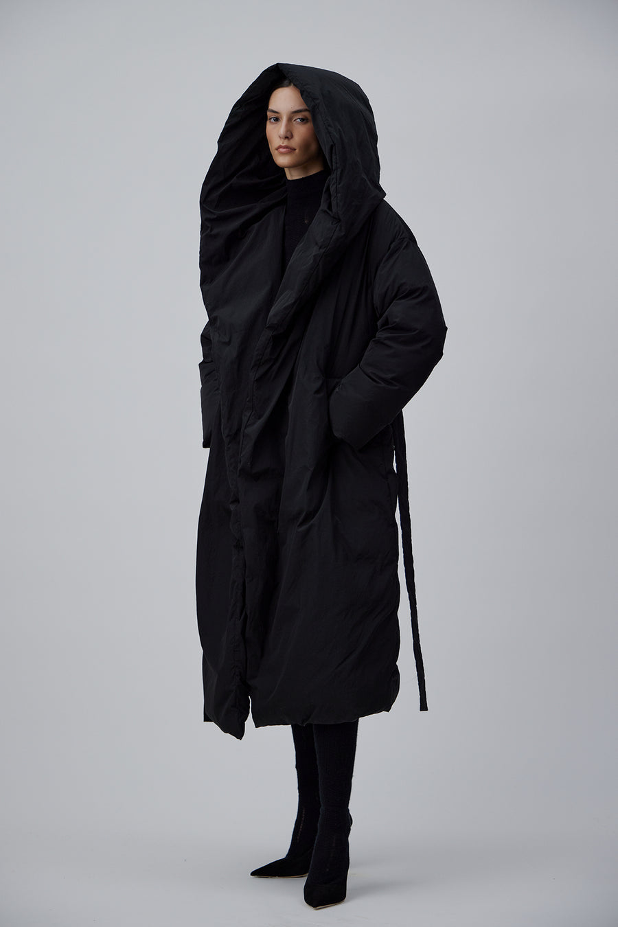 TRAVEL COAT WITH HOOD IN GLOSSY BLACK