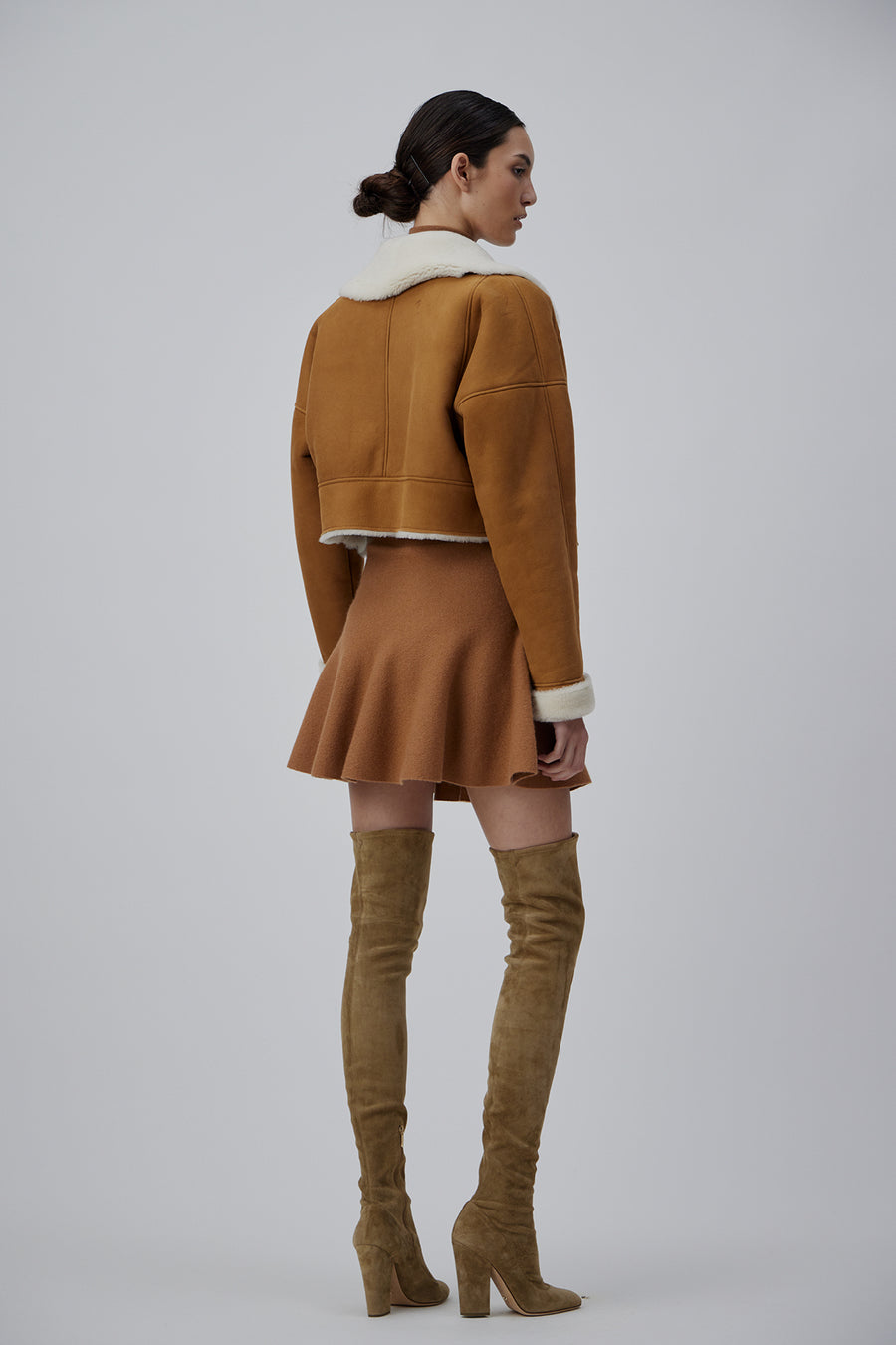 CROP SHEARLING JACKET IN AMBER-ECRU