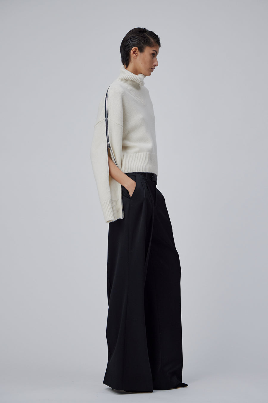 CASHMERE BOXY SWEATER WITH ZIPPER ON THE SLEEVE IN TOFU