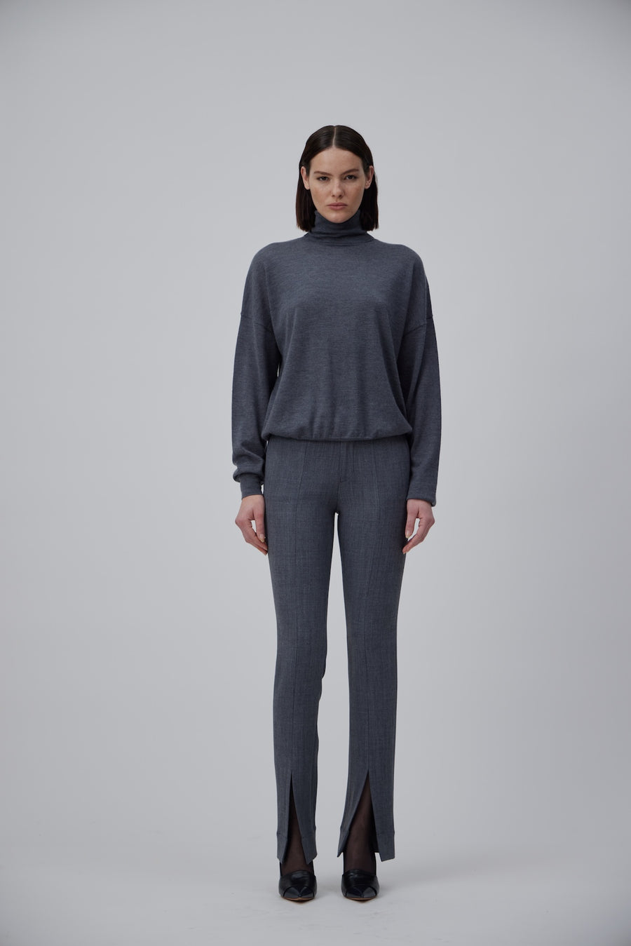 CASHMERE V-NECK MASCULINE SWEATER IN SPACE GREY