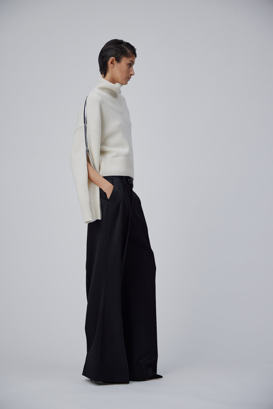 CASHMERE BOXY SWEATER WITH ZIPPER ON THE SLEEVE IN TOFU