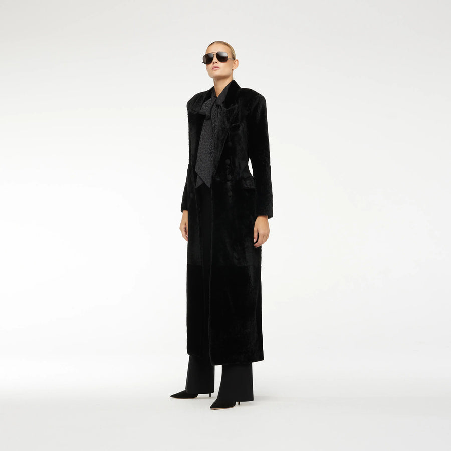 LONG SHEARLING COAT IN GLOSSY BLACK
