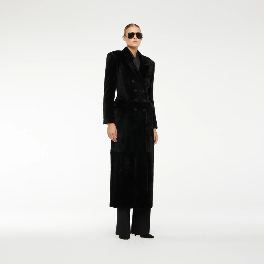LONG SHEARLING COAT IN GLOSSY BLACK