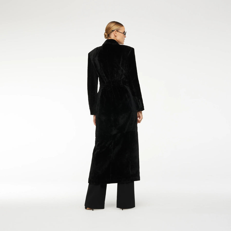 LONG SHEARLING COAT IN GLOSSY BLACK
