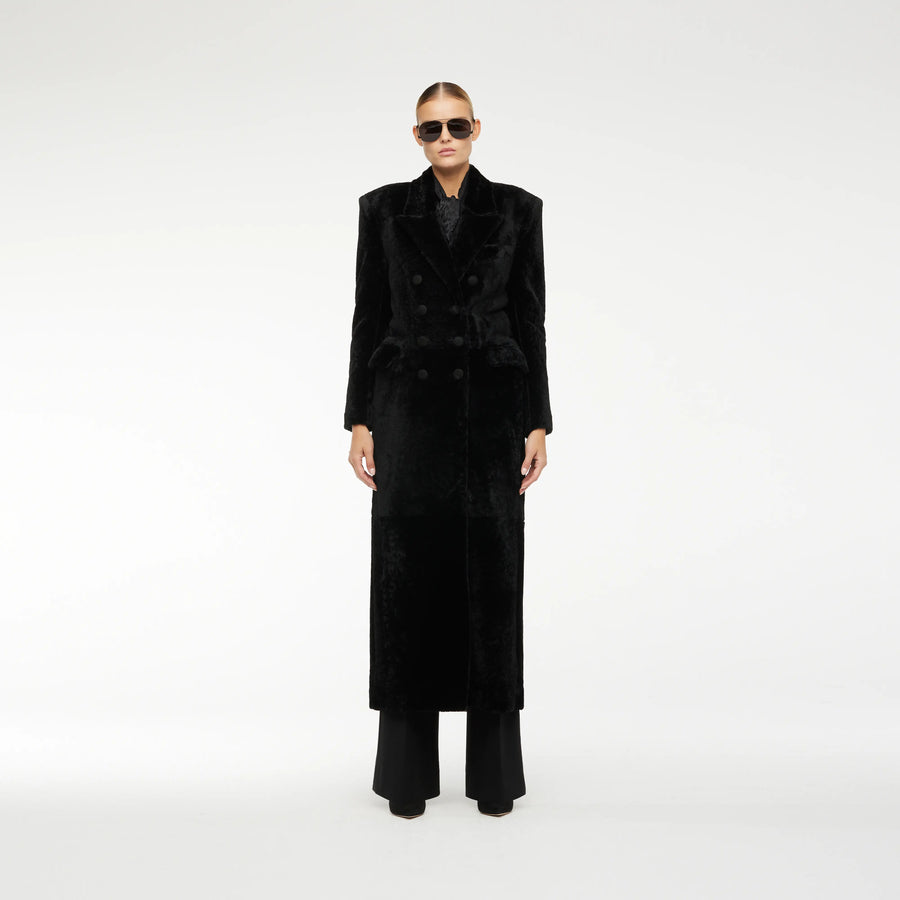 LONG SHEARLING COAT IN GLOSSY BLACK